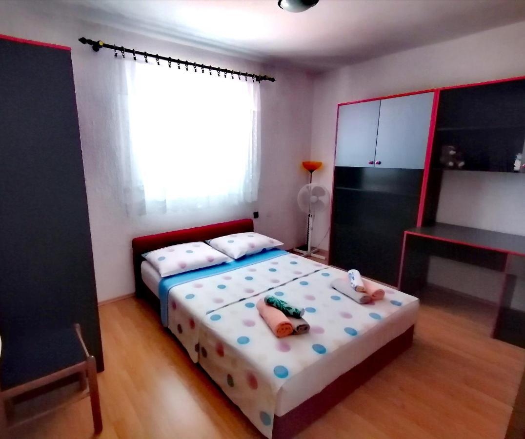 Apartman Canaki Splitska Exterior photo